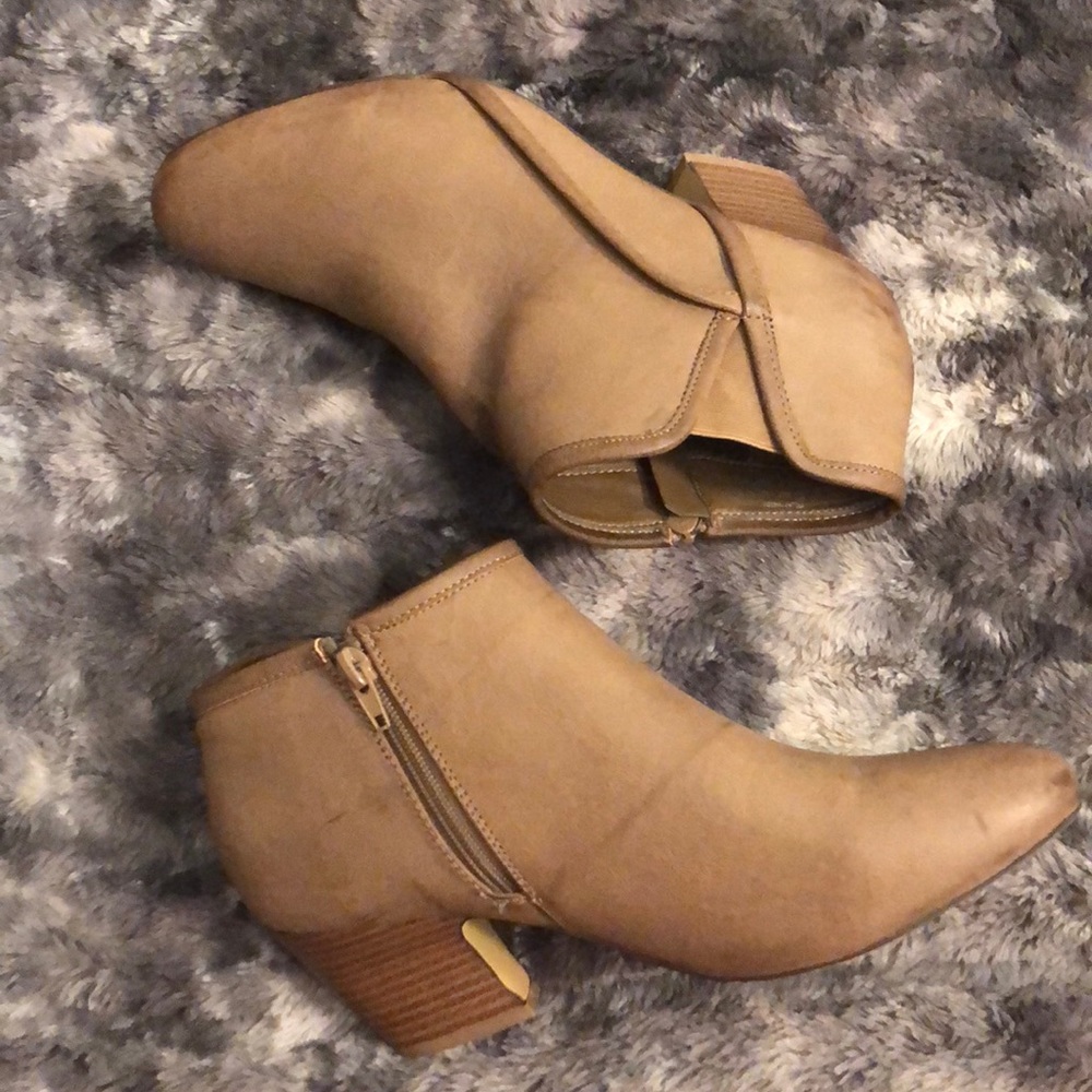 Tan booties💕